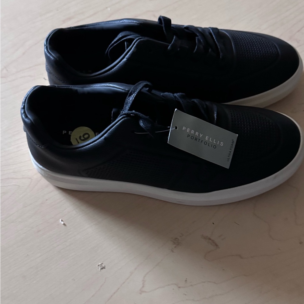 Perry Ellis Men's Black and White Sneakers